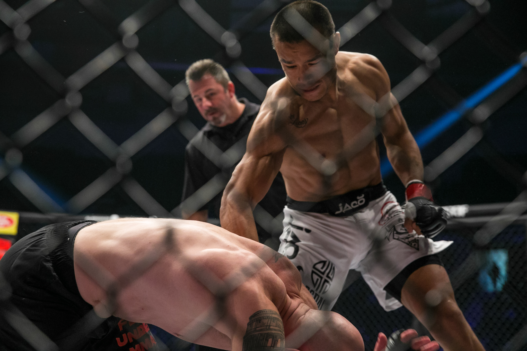 Andrews Nakahara throwing big shots to stop the fight in the first round 