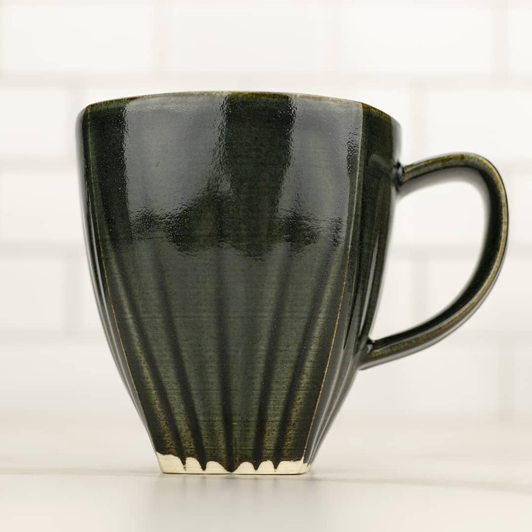 Another mug from my most recent firing. 

#slipcasting #ceramics #mugshotmonday #potteryofinstagram #coffeemug #pottery #coffeecup #tableware #instapottery #functionalpottery #modernceramics #contemporaryceramics #americanartisan #designermaker #3dpr
