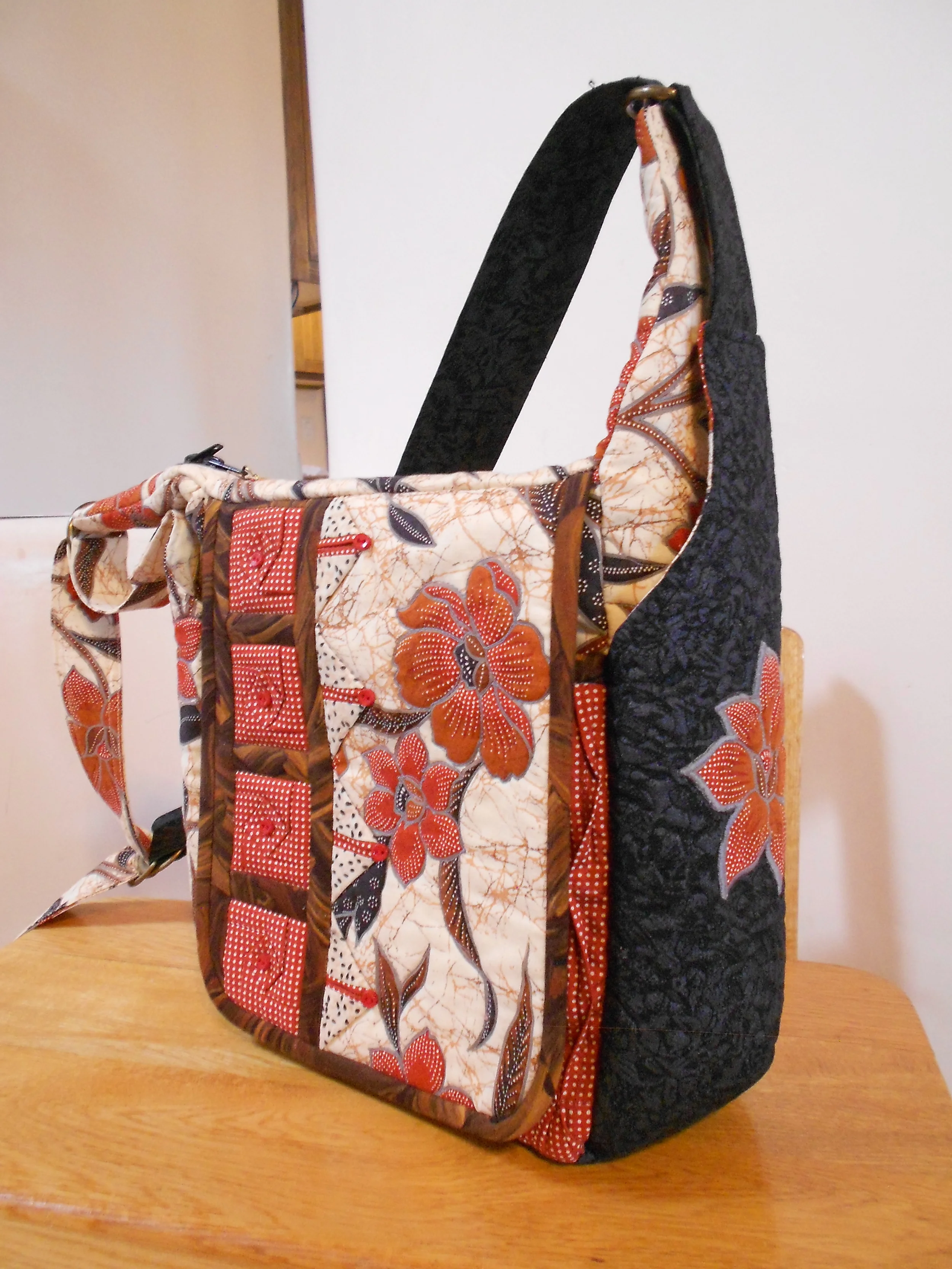 Couldn't resist using more of the Polynesian fabric for the main purse I designed. I use this one more than the tote. It stands tall and firm with a different kind of batting. Love it. 