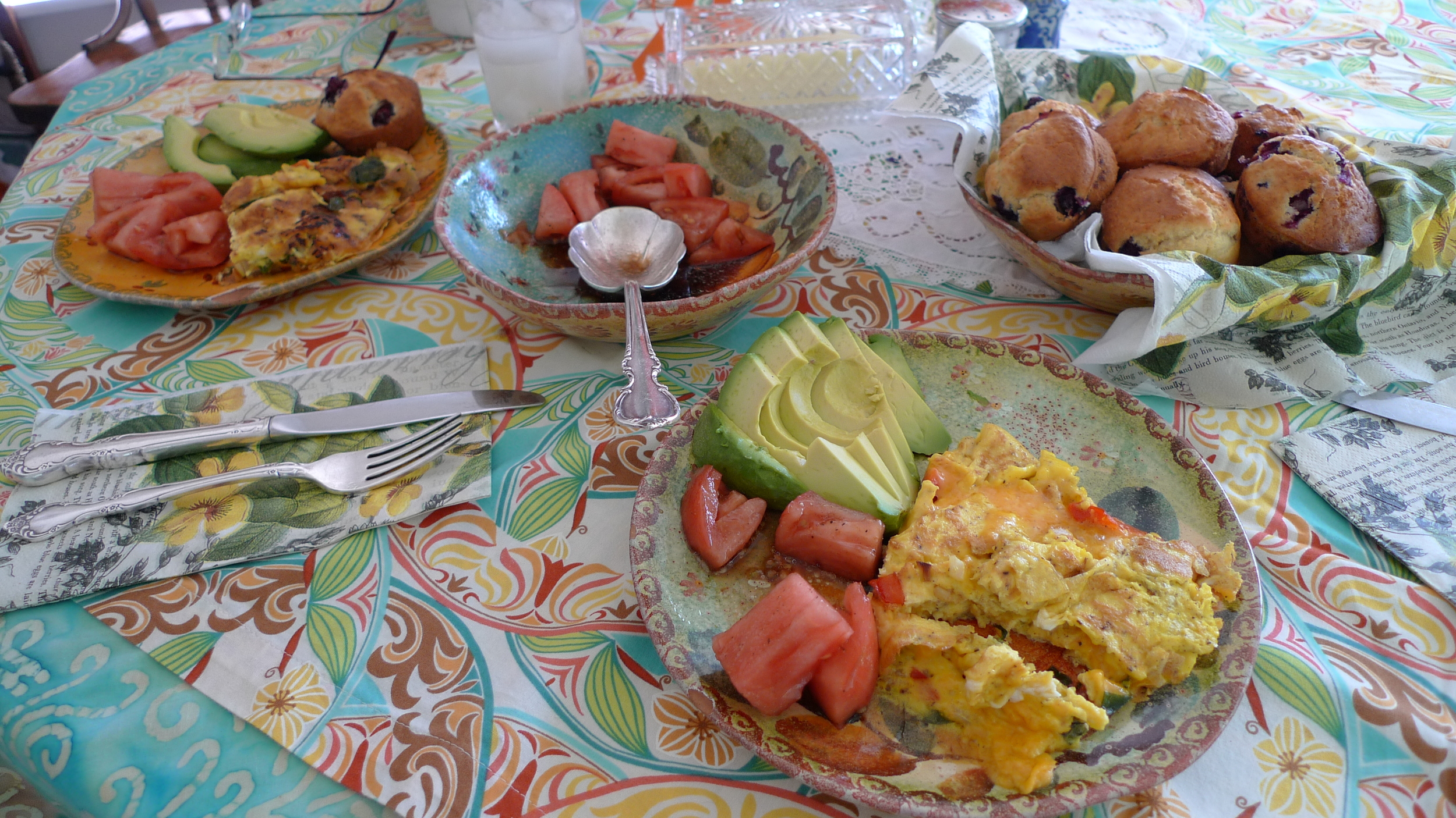  Layered table clothes to coordinate with your favorite dishes. 
