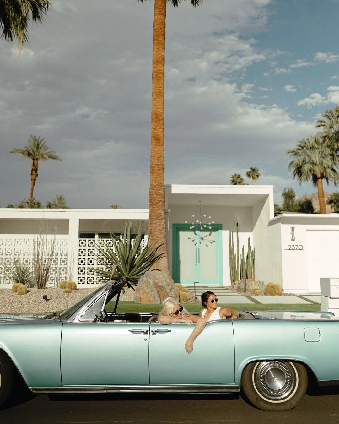 A perfect day in Palm Springs shot on a mix of #portra400 film &amp; digital 💕🌴✨
HMU: @perettihill 
Car: @palmspringsclassiccars 
Film dev: @imstill.developing 
✨
#palmspringselopement #palmspringsweddingphotographer #queerelopement #lesbianelopeme