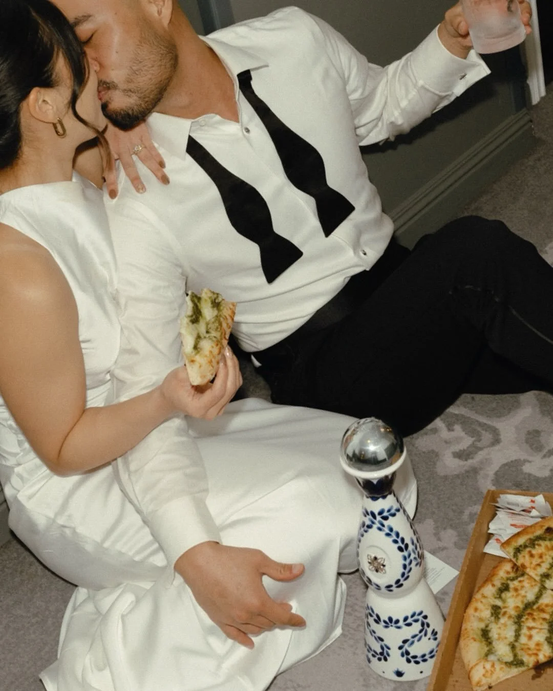 Look hot and eat pizza 🍕💕✨
@anthonystansall @lisaaaa.tran 
✨
#weddingpizza #sandiegoelopementphotographer #sandiegoweddingphotographer