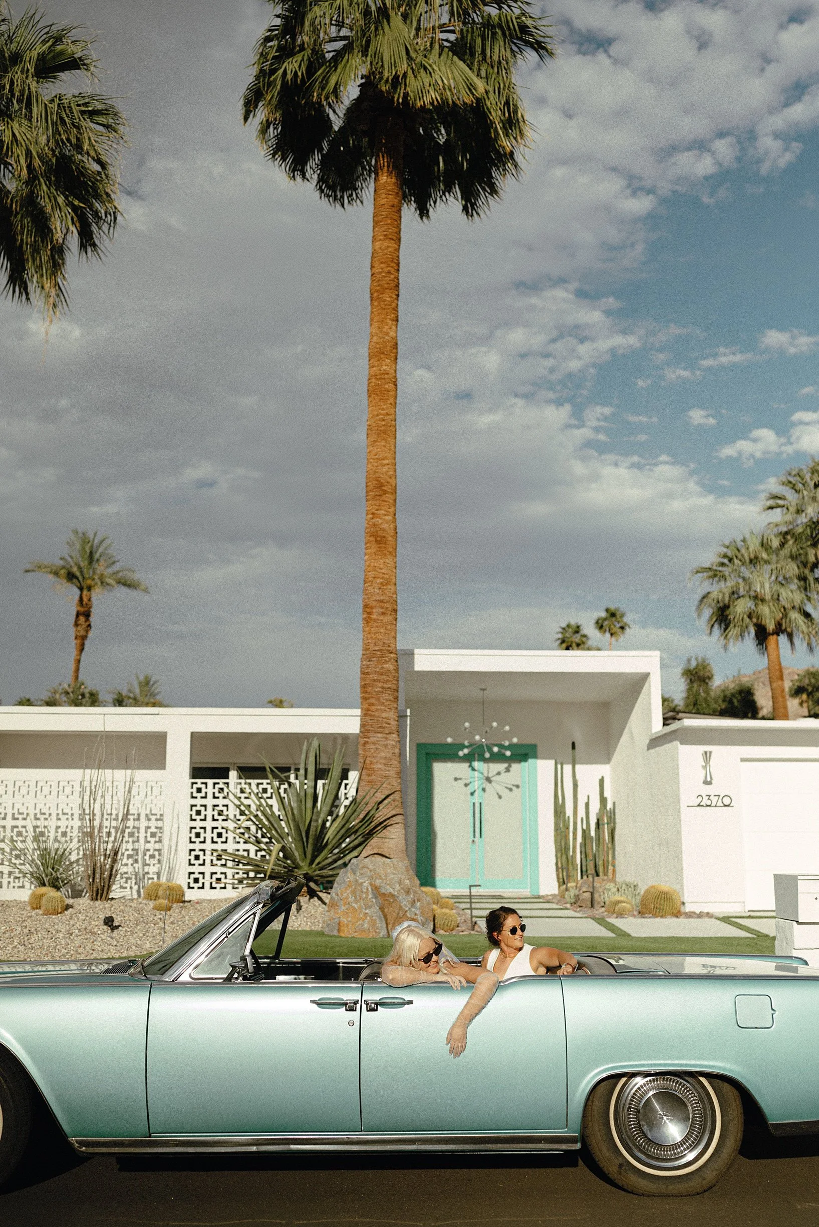 lesbian couple eloping in palm springs