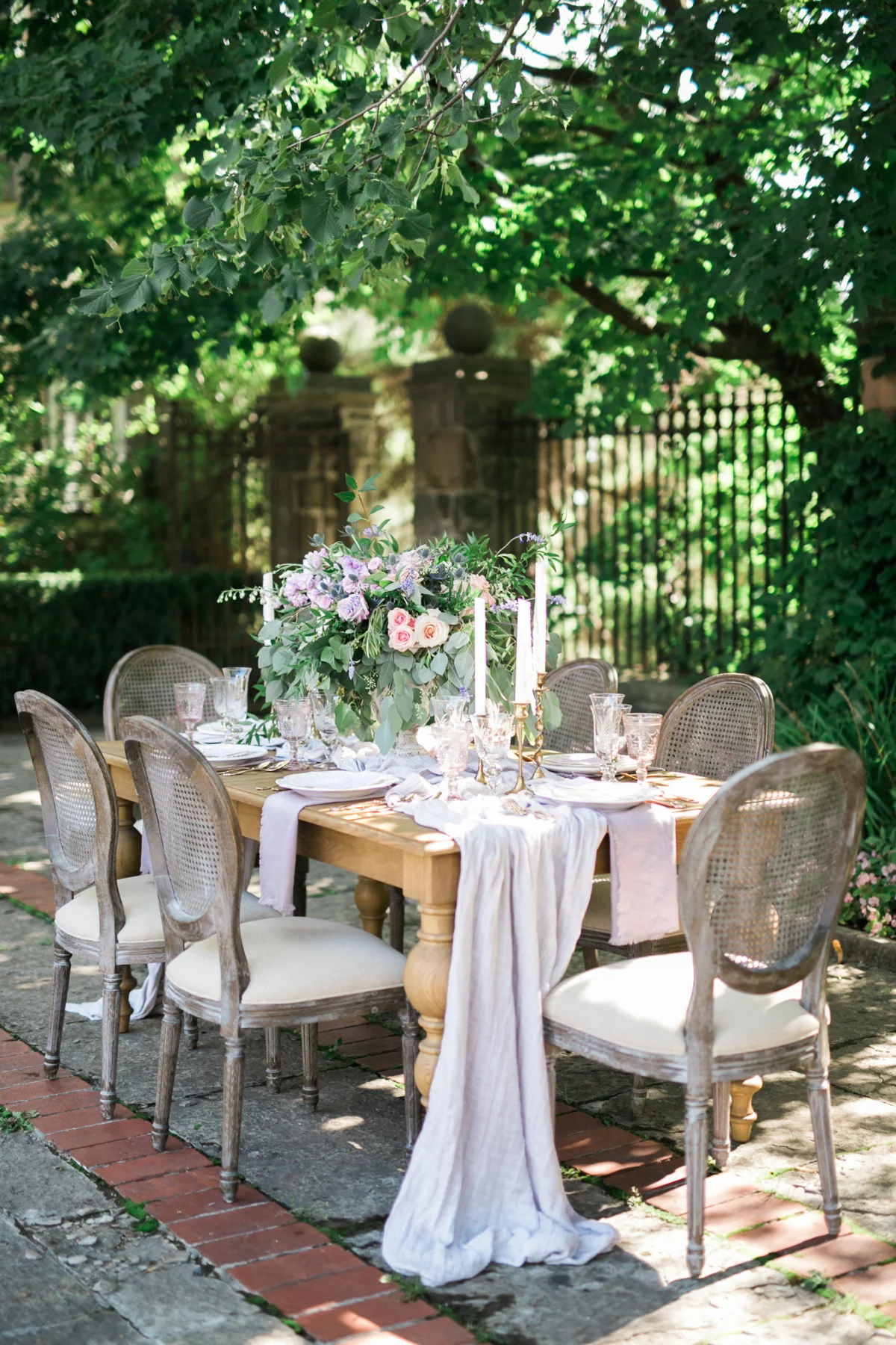 August In Bloom - Romantic reception - Fairytale Wedding (Wedluxe)