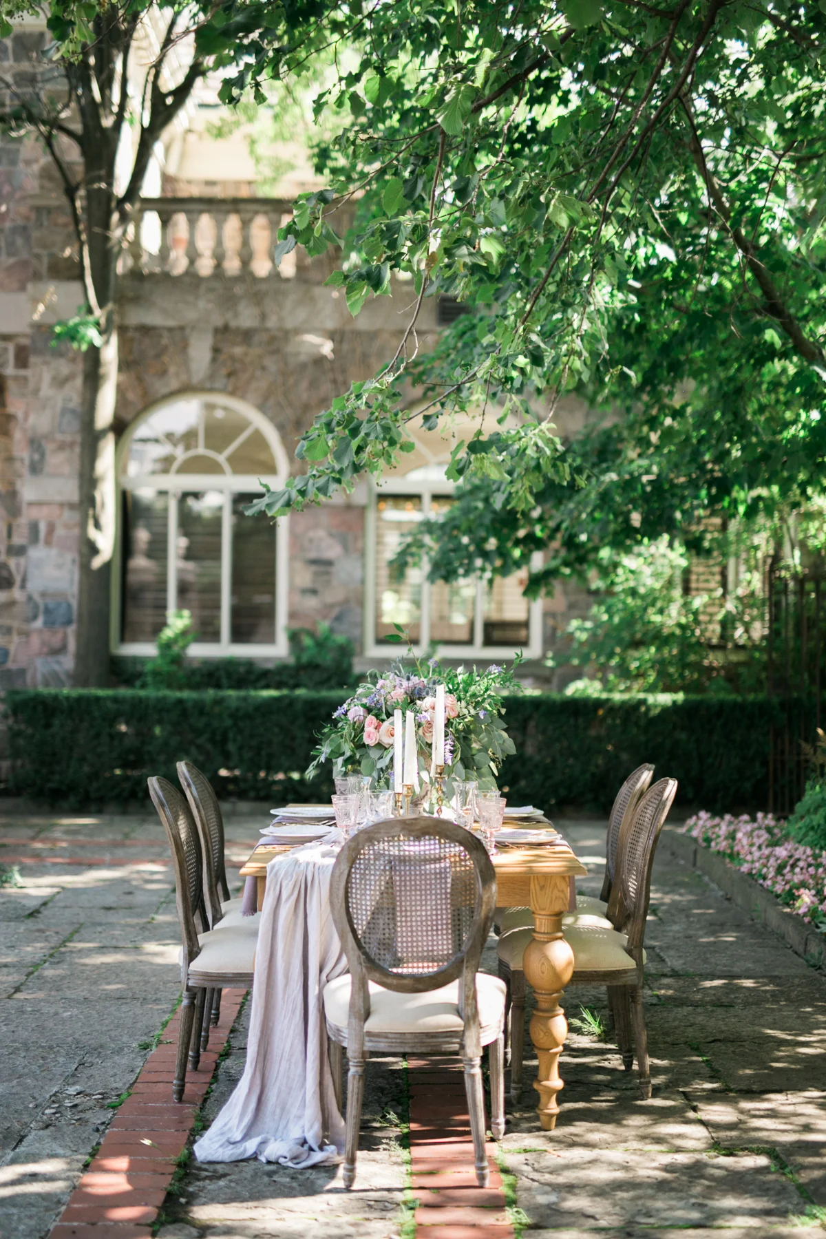 August In Bloom - Romantic reception - Fairytale Wedding (Wedluxe)