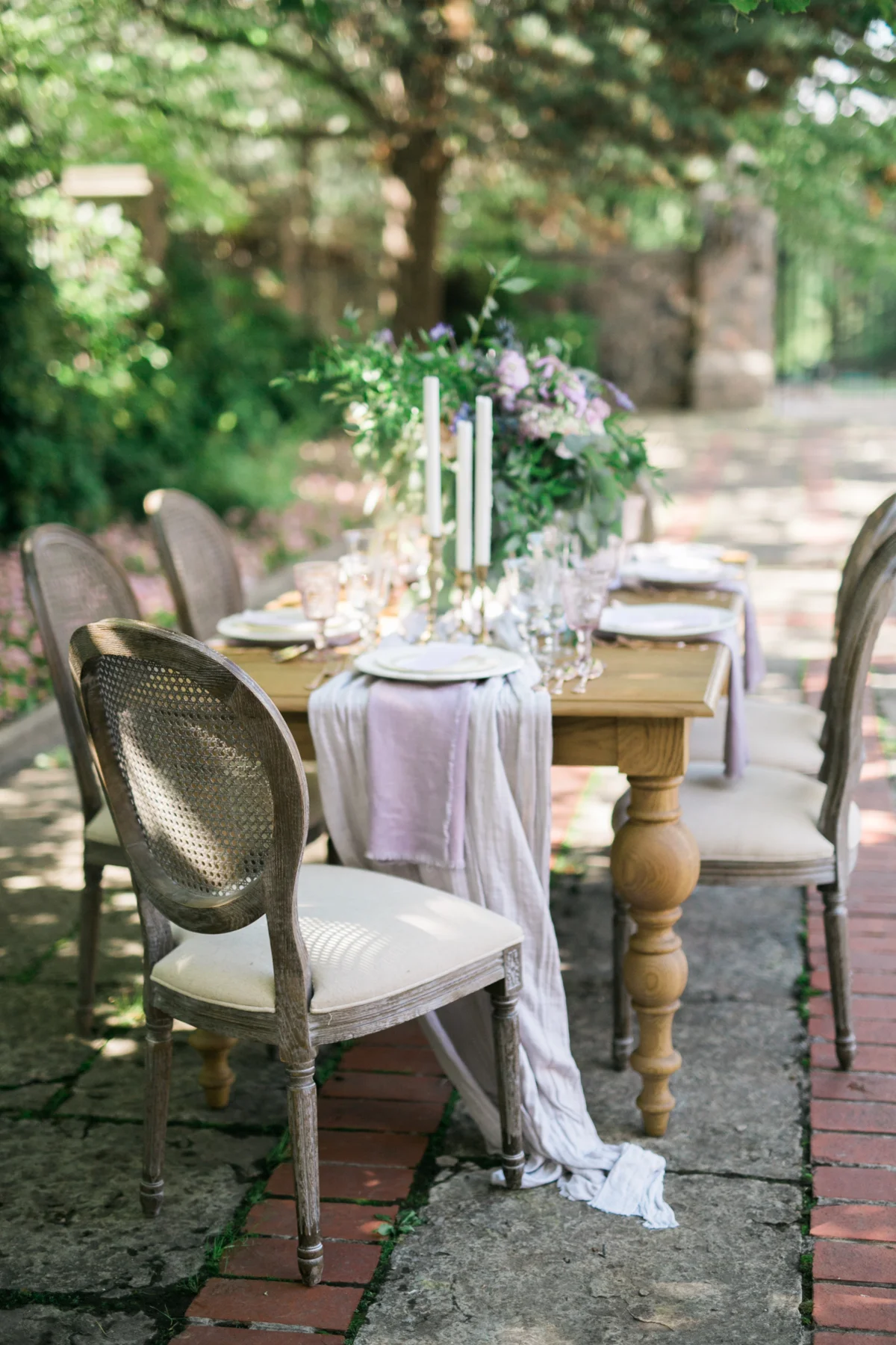 August In Bloom - Romantic reception - Fairytale Wedding (Wedluxe)