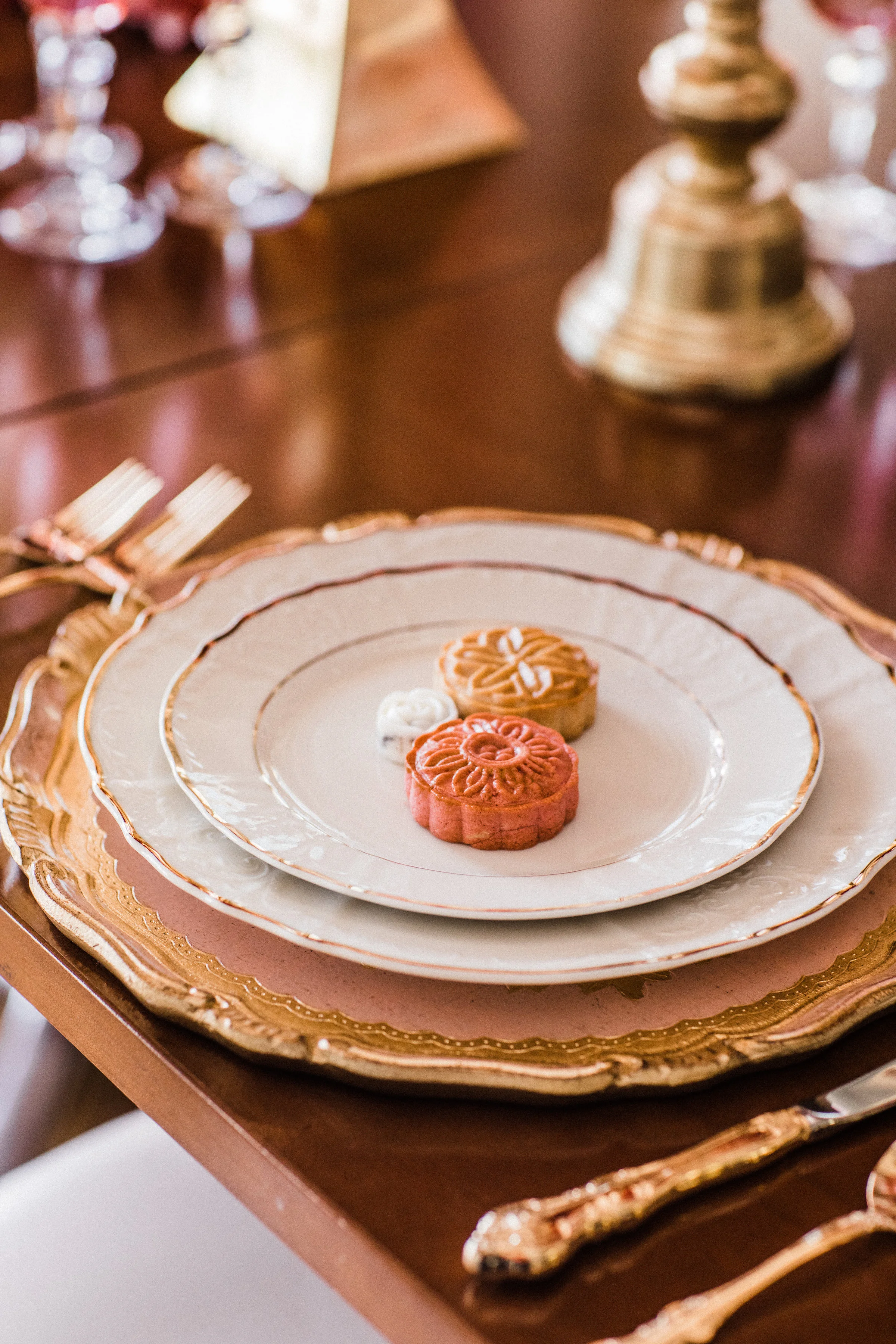August In Bloom - Dinner plate - Scarlet Sweetheart (Lavish Dulhan)