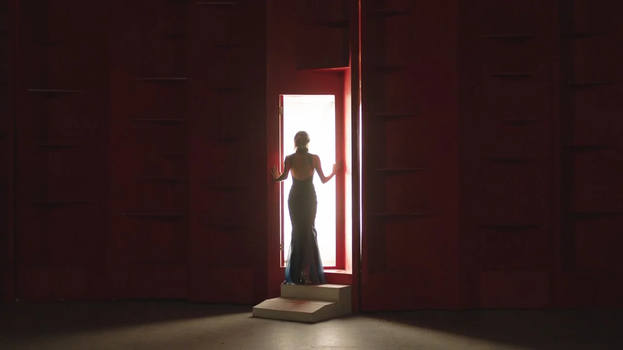 Bestia de Cardo_Moira at door.jpg