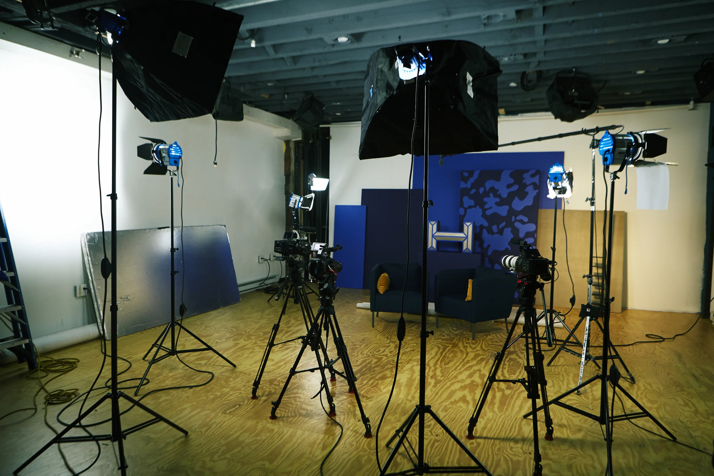 H'U- Set-2.jpg