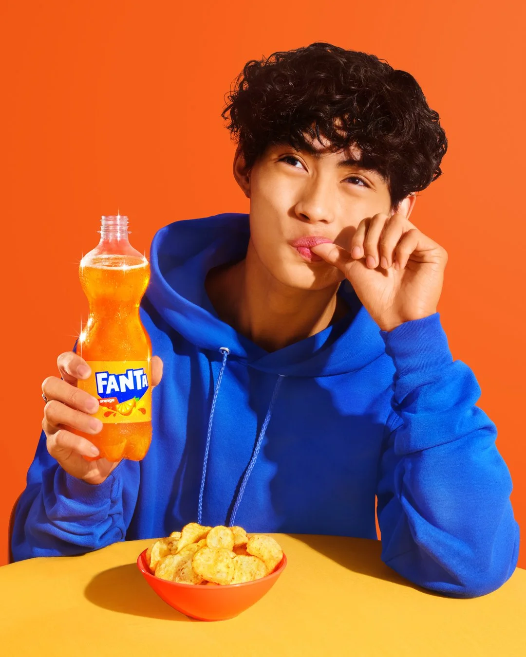 1GL-Fanta-Complete-Treat-2024-Conceptual-Shot21-Chips-OrangePET-Splash-500mL-Long-2095-Select_final_layers.jpg
