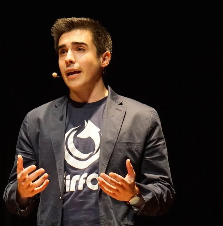 AirFox-Co-Founders-Sara-Choi-and-Victor-Santos-presenting-at-TechStars-2016-Demo-Day-in-Boston.jpg