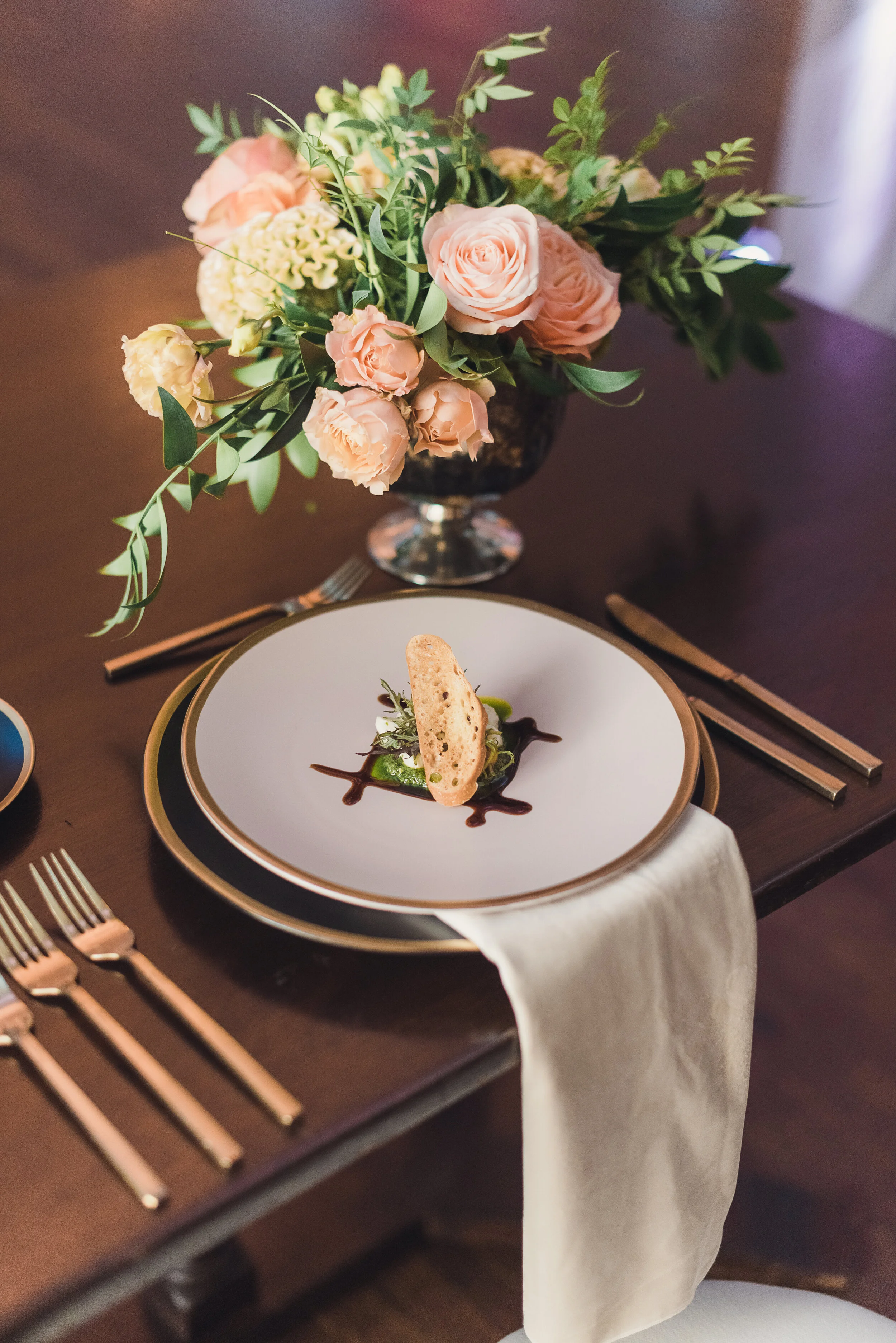 CORPORATE Event Planners rely on our talent and expertise to incorporate floral designs, rentals and props that meet your clients themes. Through our extensive industry contacts, we make your job easier, and make you look good.