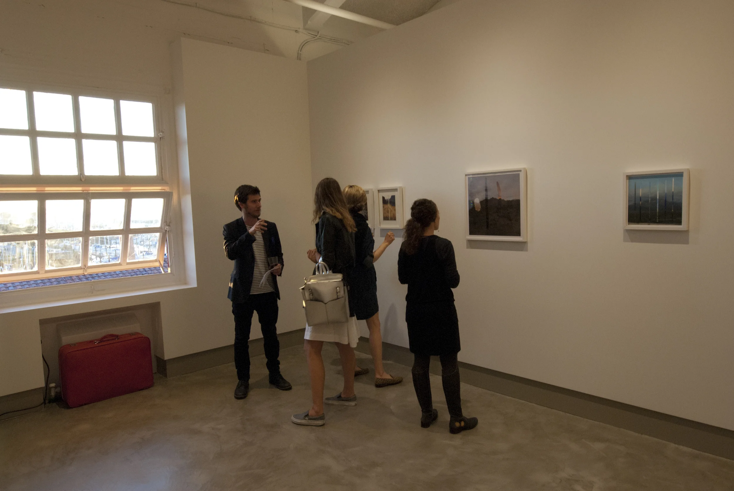 Early arrivals enjoy photography by Jacqueline Norheim