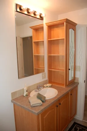 MAIN BATH W/COUNTERTOP CABINET UNIT & SHELVES (HONEY STAINED MAPLE CABINETRY)