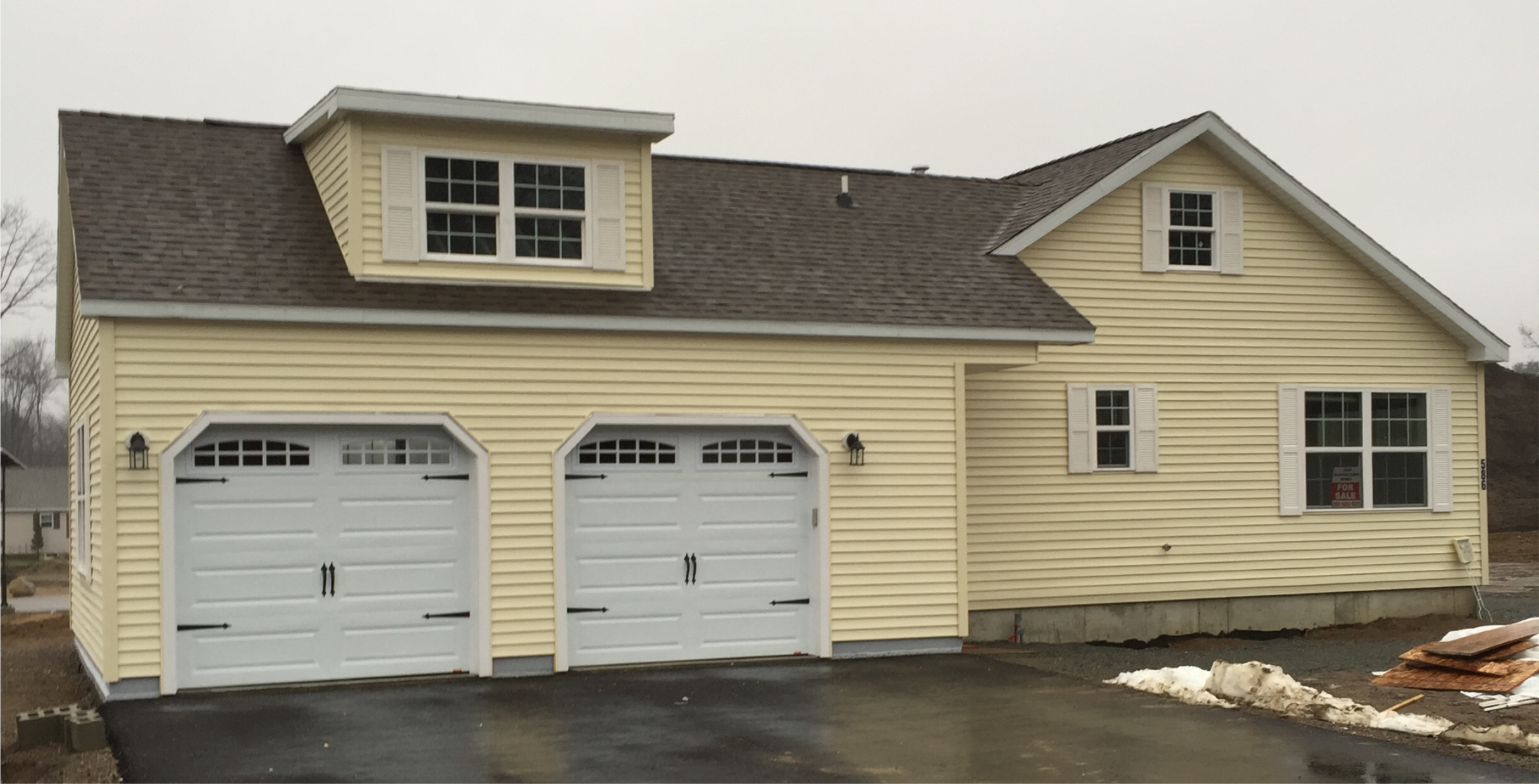 586-Hickory-Exterior-Photo-with-Garage.png