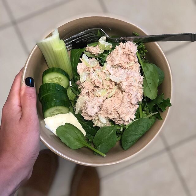 Quick lunch when food hasn&rsquo;t been prepped. Tuna salad over lettuce with veggies and ranch and homemade bread (outta the freezer!) and butter + fruit for dessert 👍🏼 #quarantineeats #notasaddesklunch