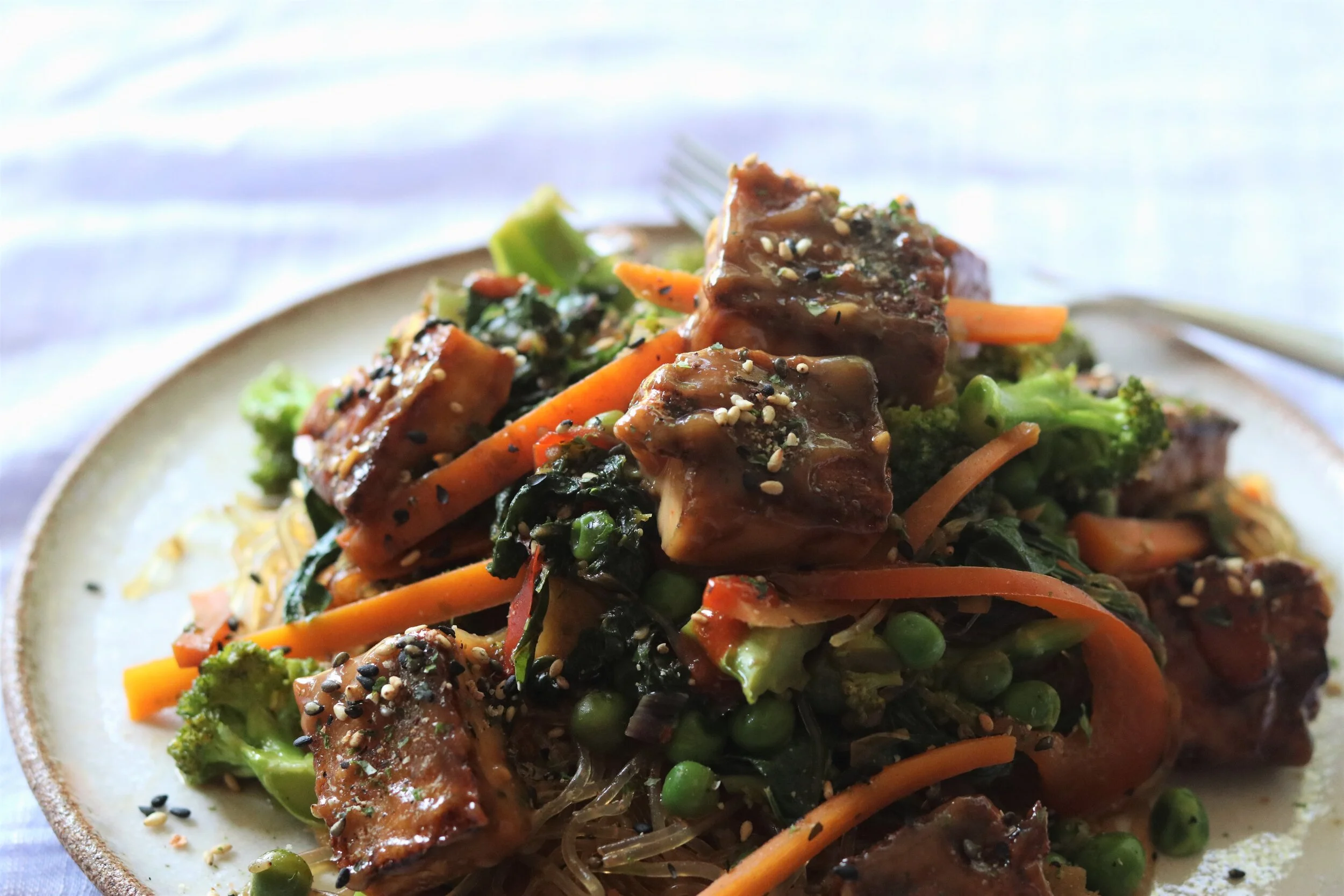 Creamy Garlic + Ginger Tahini Kelp Noodles with Crispy Tofu 