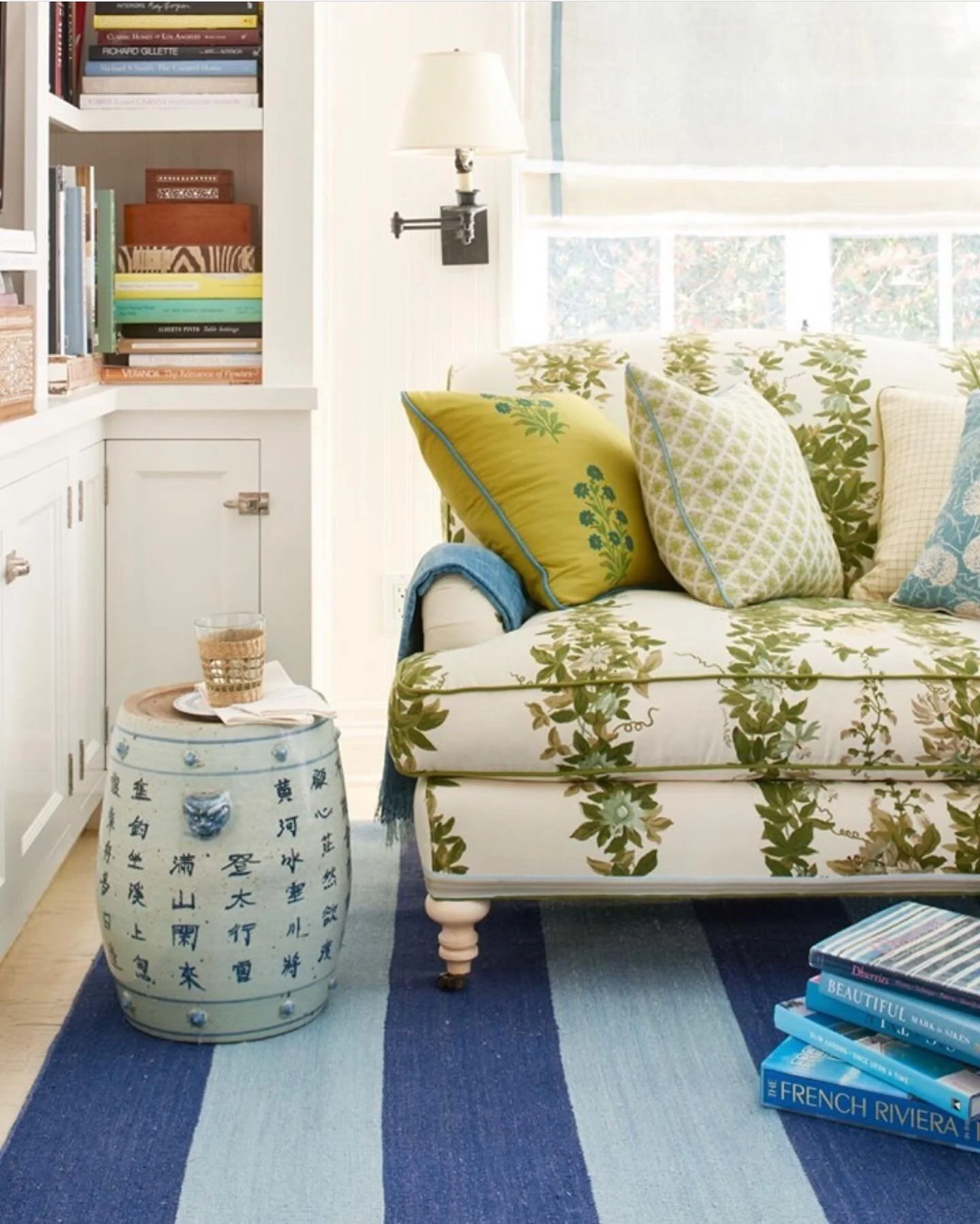I love the mix of patterns and colors in this room. Design by @markdsikes_interiors 💙💚