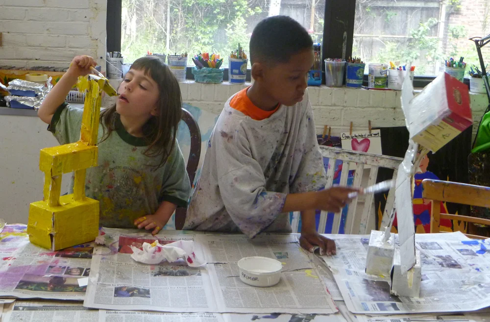 In the Saturday morning children’s art class, your child will have a chance to work with a range of materials, develop solid art skills, see inspiring art from all over the world, and express his or her unique vision. Each project is tailored to each artist in the class, so everyone can follow their own curiosity as they explore new territory. You can see more information here .