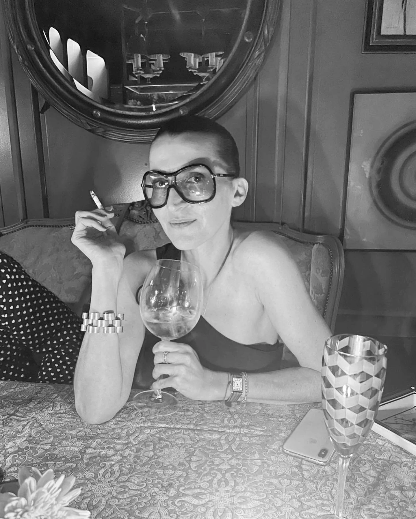 Momento oasis 🐍🖤 05/22 

En la cena obscura que dio el Atelier Cristian Donoso para el lanzamiento de la campa&ntilde;a, y fashion film, &ldquo;No Rules&rdquo; de la firma Vict&ograve;ria Oddo. 

Un orgullo personificar a uno de sus personajes, aco