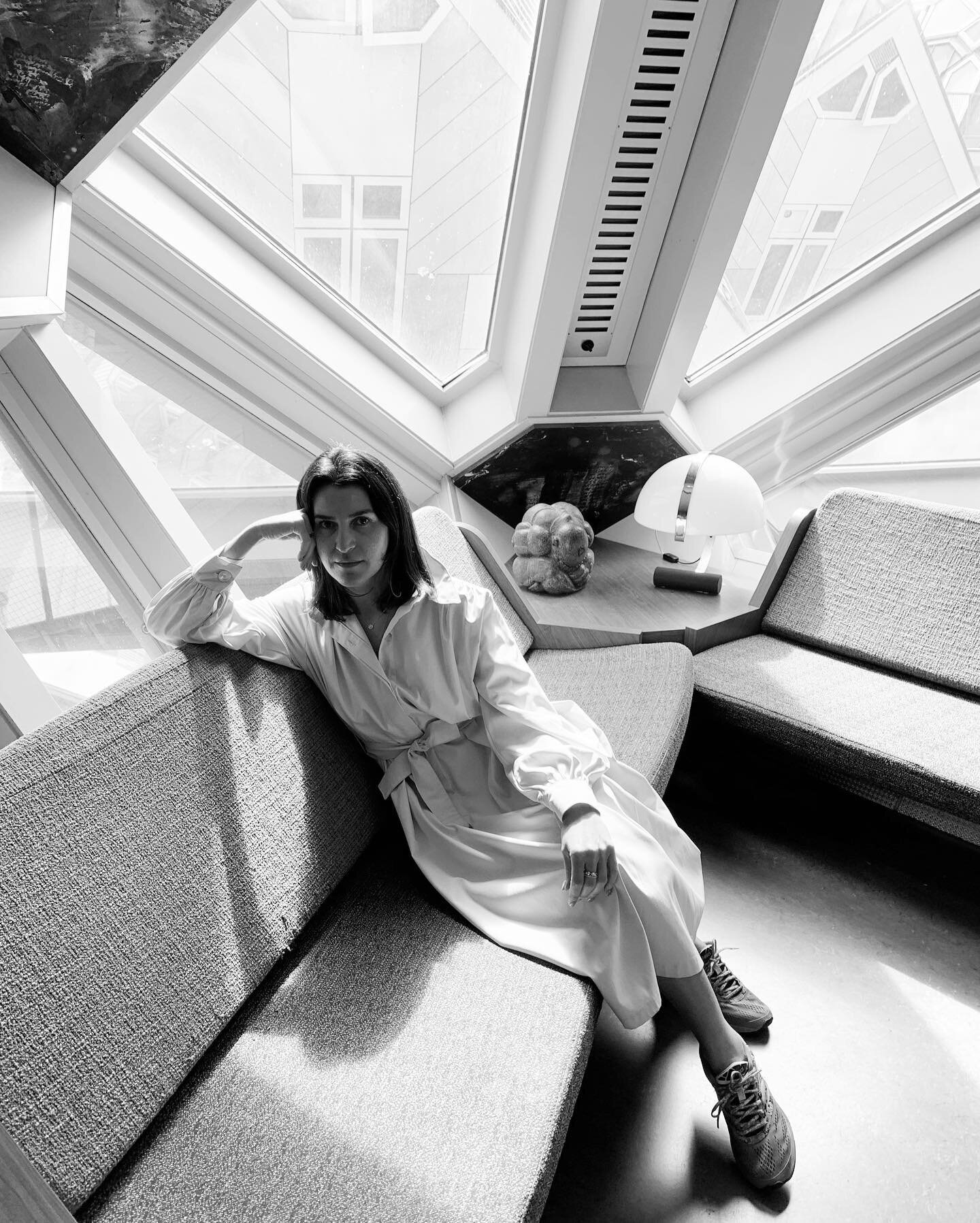 Casacubo 🗳07/22

Hace unos d&iacute;as estuve en este impresionante conjunto de casa en la ciudad de R&oacute;terdam, y tuve la oportunidad de entrar a una de ellas. 

Se emparientan con la ciencia ficci&oacute;n, la econom&iacute;a del espacio, y l