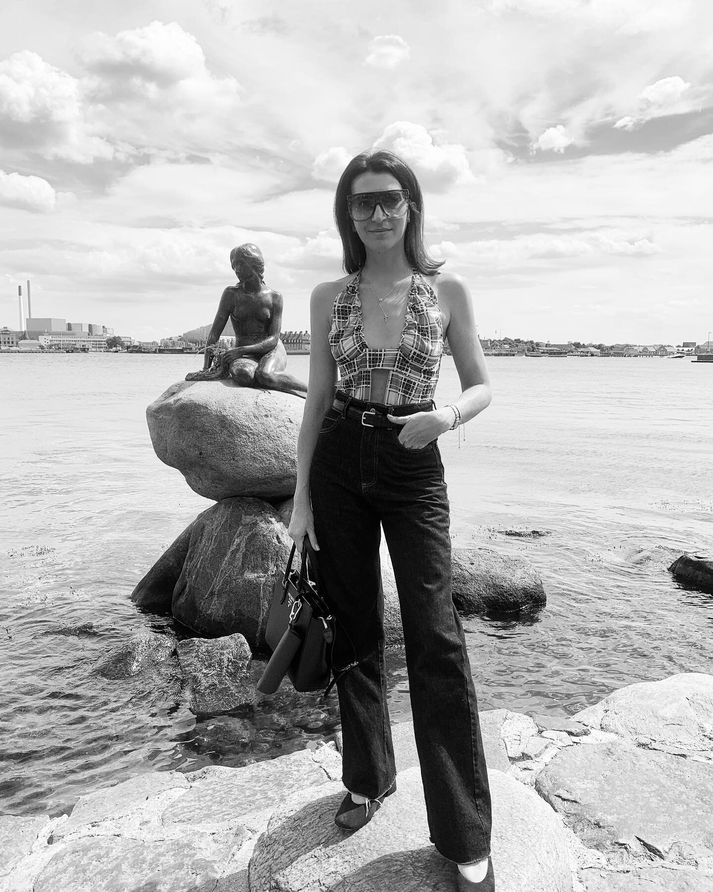 La Sirenita🧜🏾&zwj;♀️🌞07/22

Escrita por Hans Christian Andersen, es uno de los muchos cuentos de este prol&iacute;fico escritor Dan&eacute;s. 

En Copenhague es una visita obligada la escultora en su honor. 

Sali&oacute; es sol y la fui a ver con