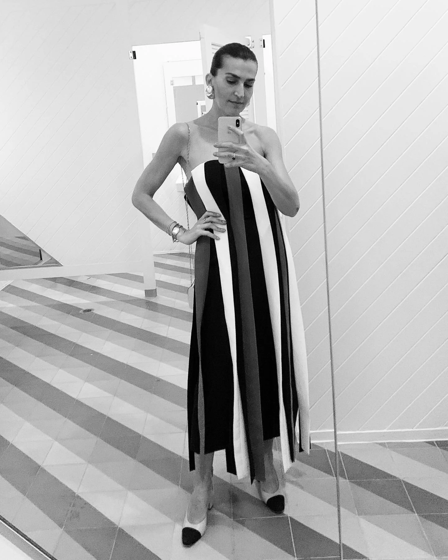 L&iacute;neas de modernismo Latino 〰🫶🏽07/22

Una noche listada en un fabuloso @raquelorozcog complementado de Sordo y Chanel. 

Thanks Rafa for supporting the look and Pablo for the perfect playground.

#dise&ntilde;olatinoamericano