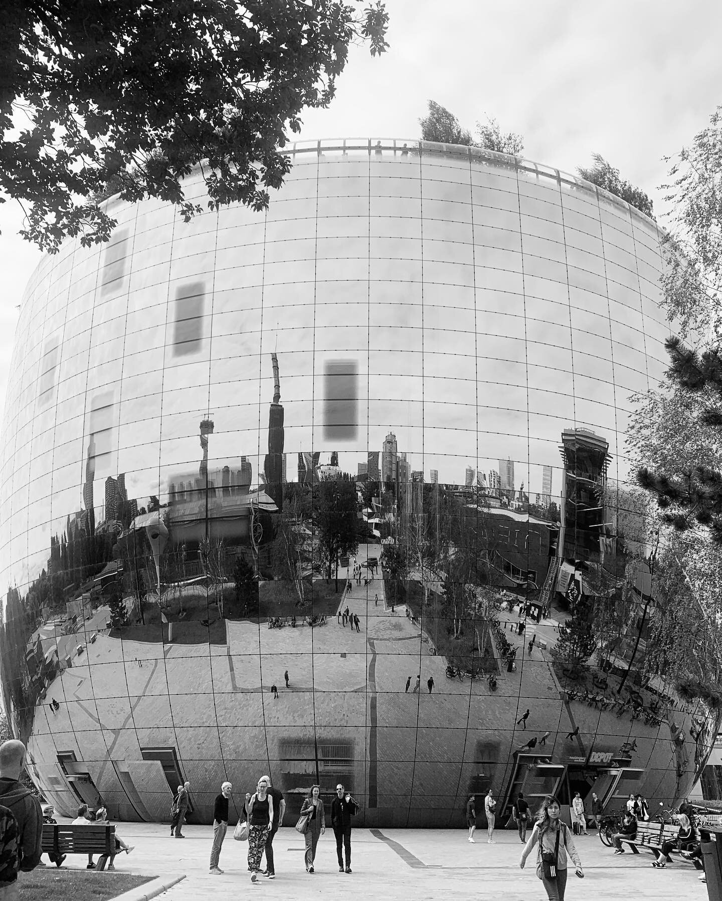 Thinking out of the vassel 🪩💭
08/22 

Depot Boijmans Van Beuningen ubicado en el Museumpark de Rotterdam, es el primer dep&oacute;sito de arte de acceso p&uacute;blico en el mundo. 

Tiene forma de cuenco y su exterior es espejado. Mide 39,5 metros