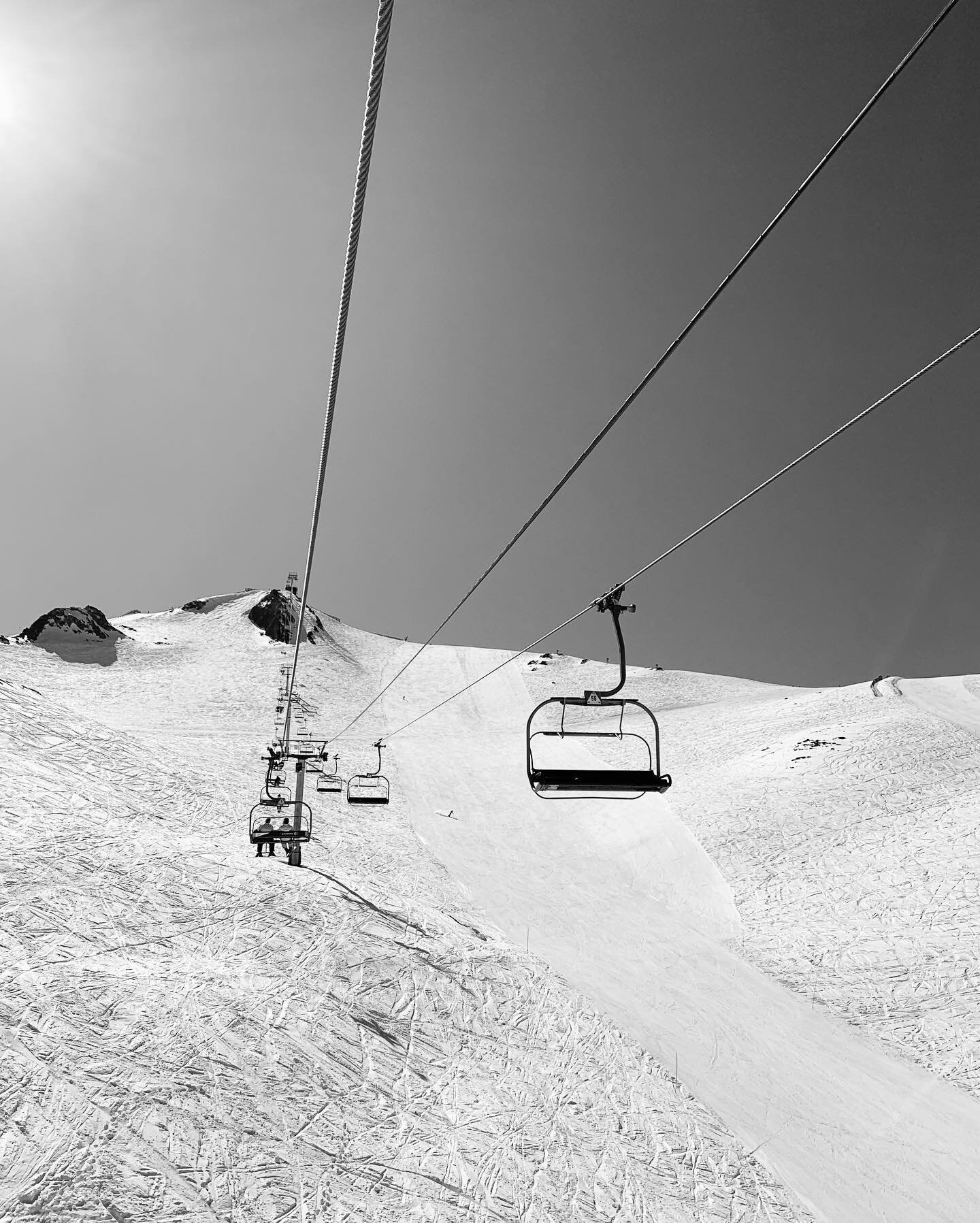 Desde el andarivel🎿09/22 

Chile tiene una larga historia y tradici&oacute;n con el deporte blanco. 

A menos de una hora de la capital Santiago, fundado en el 1930 esta el pueblo y centro de ski Farellones. 

Luego, unos kil&oacute;metros m&aacute;