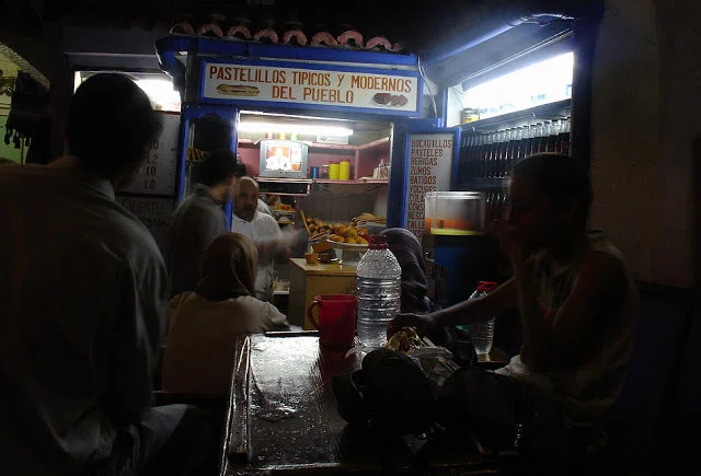  Bocadillos cerca Uta el Hammam. Antigua librería y ya clásico de las noches de Xauen  FOTO FGZ  