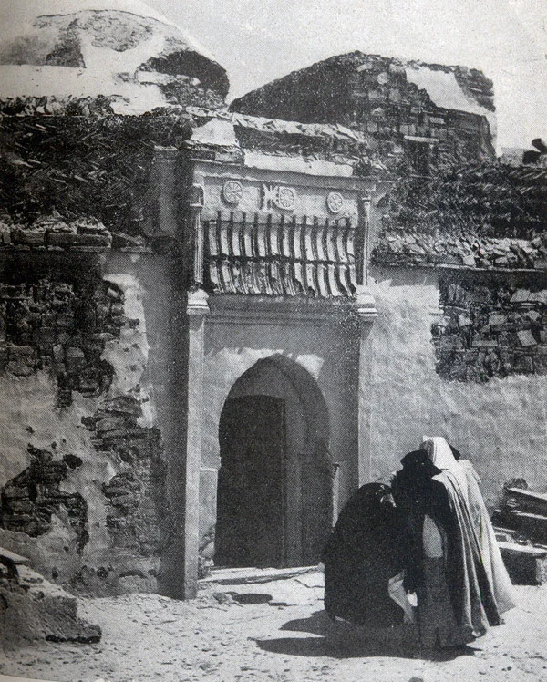  Puerta que da acceso a la morada del Chej Ma el Ainin, en la alcazaba de Esmara. www.ifniville.com  