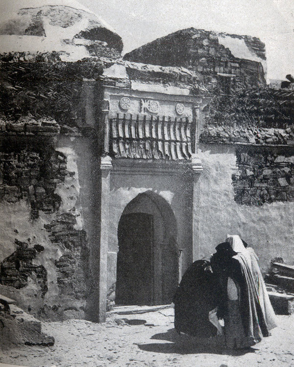 Puerta que da acceso a la morada del Chej Ma el Ainin, en la alcazaba de Esmara. www.ifniville.com
