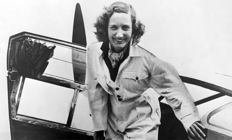 Beryl Markham en uno de sus queridos aviones.