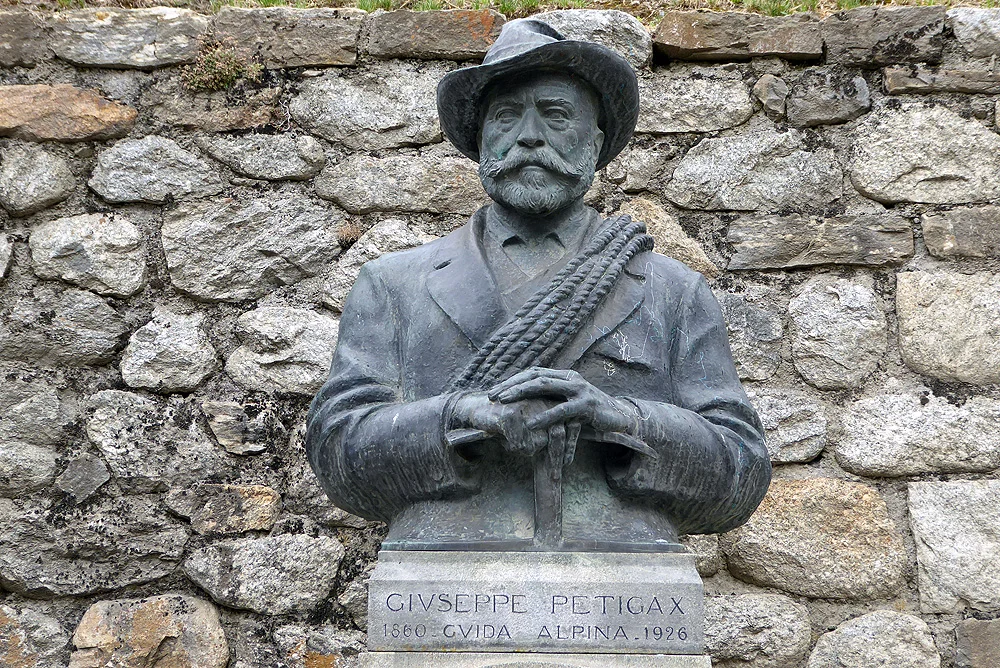  Escultura de Petigax en Courmayeur, frente a la Casa de los Guías. Foto: FGZ 