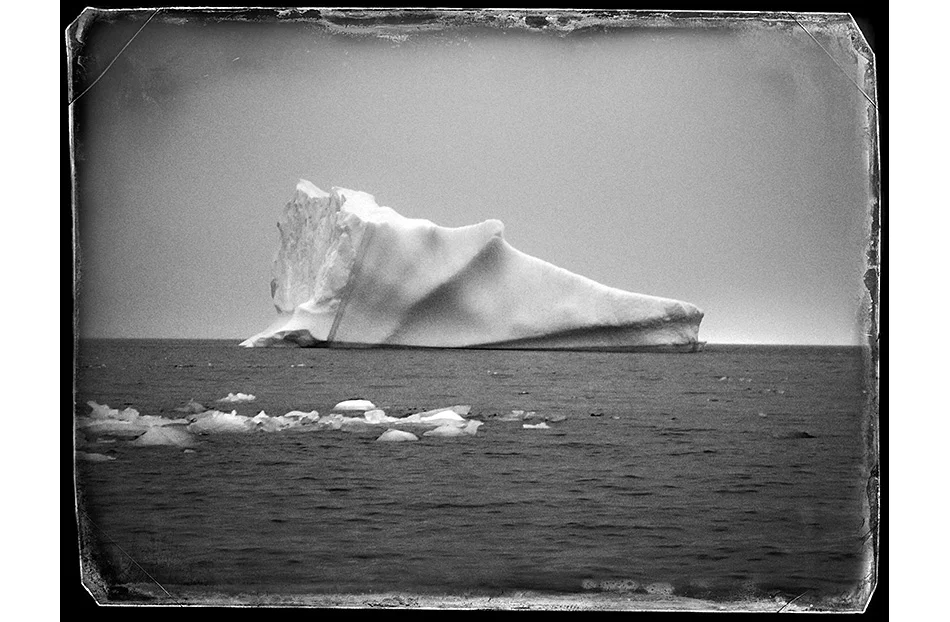 Uno de sus retratos: Iceberg Daguerre. Bahía Sur, Isla Livingston, Antártida, 2016. De Paco Gómez & Hilo Moreno.