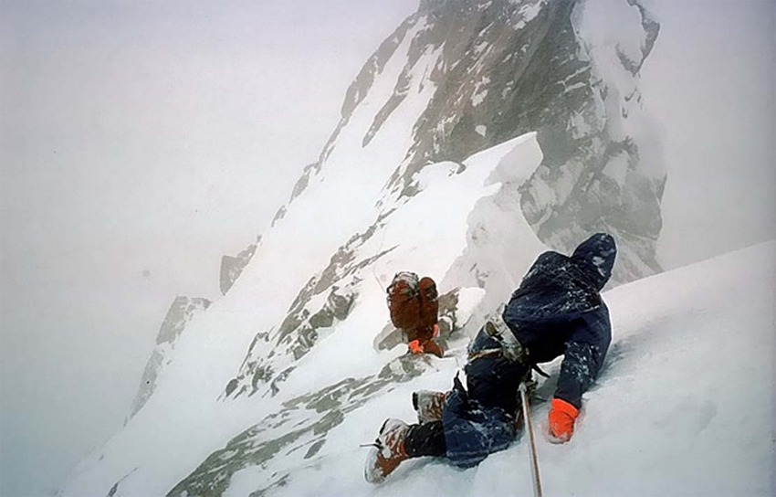  Doug Scott descendiendo de rodillas de la cima del Ogro. Foto:  Libro de Desnivel  
