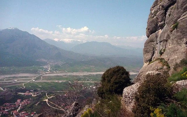  Kalambaka, el valle del Peneo y los montes Pindos, vista desde la terraza antes de la cima. Meteora. FOTO FGZ 