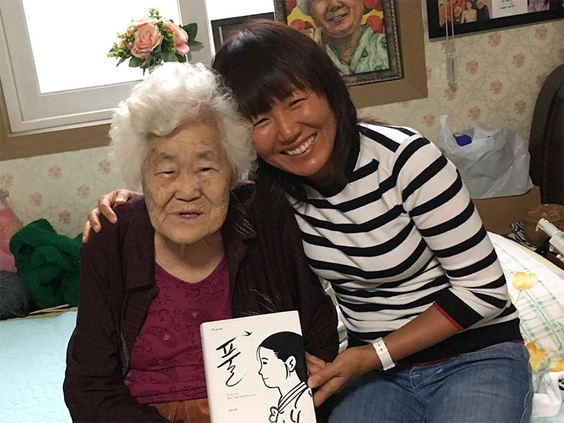  La protagonista y la autora. FOTO:  El cultural del El Español  