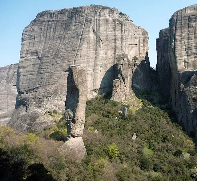  Adrachti con la pared de Sourlotis al fondo, panorámica de bajada. Meteora 