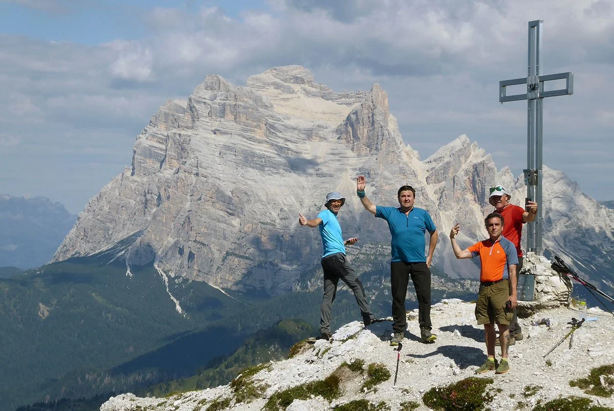  Alta Vía 3 con el impresionante Pelmo de fondo.  Foto Viajes a pie  