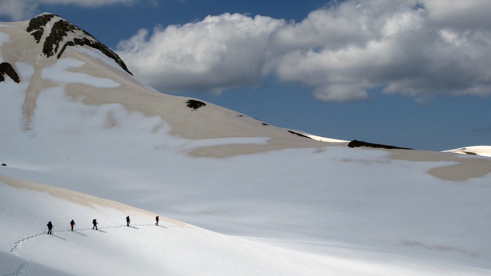  Las capas de nieve con arena del Sáhara afloran debajo de la nieve nueva durante una salida de raquetas de nieve con la formación de los TD2 Media Montaña en  Sputnik Formación . FOTO FGZ 