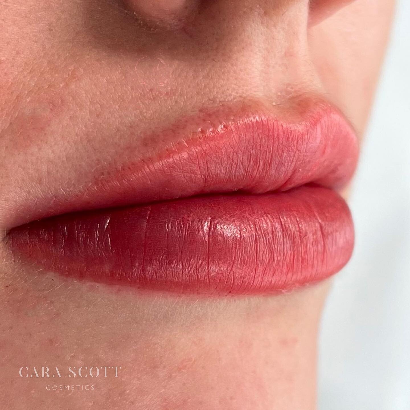 Lip Blush Gloss and Go Treatment straight after with no balm 👄The lips usually experience some temporary swelling that will go down a few hours after. This treatment does not enhance the volume of your lips, it defines your natural shape with colour