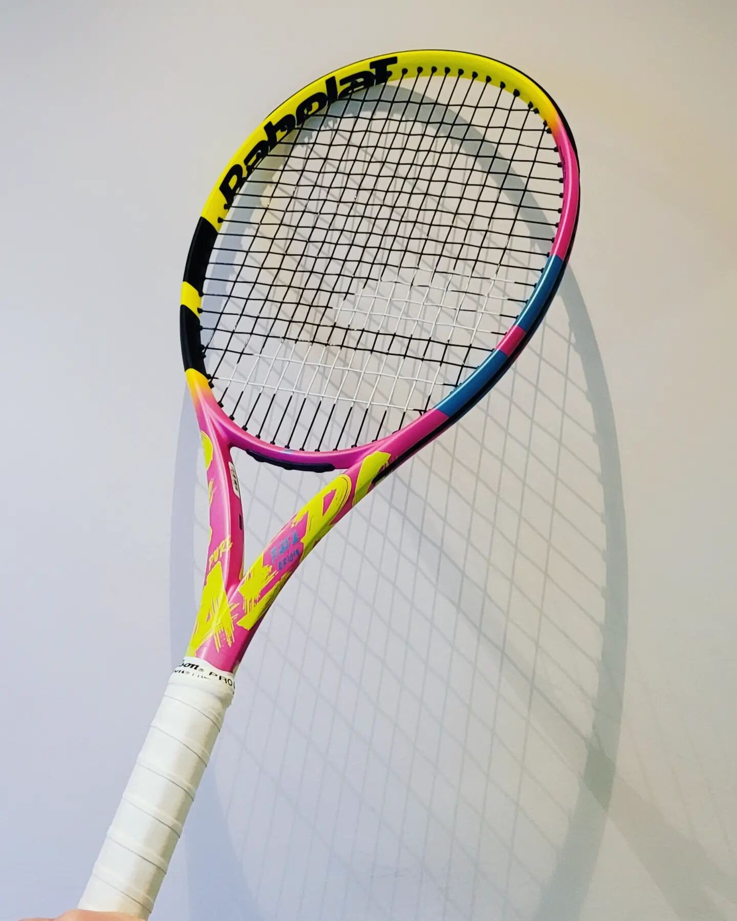 I took the new Babalot Rafa Origin for a test drive this evening. It generates tonnes of power and spin; and with an unstrung weight of 317 grams, it maintains a nice level of stability and control. Perfect for stronger players who enjoy thumping the