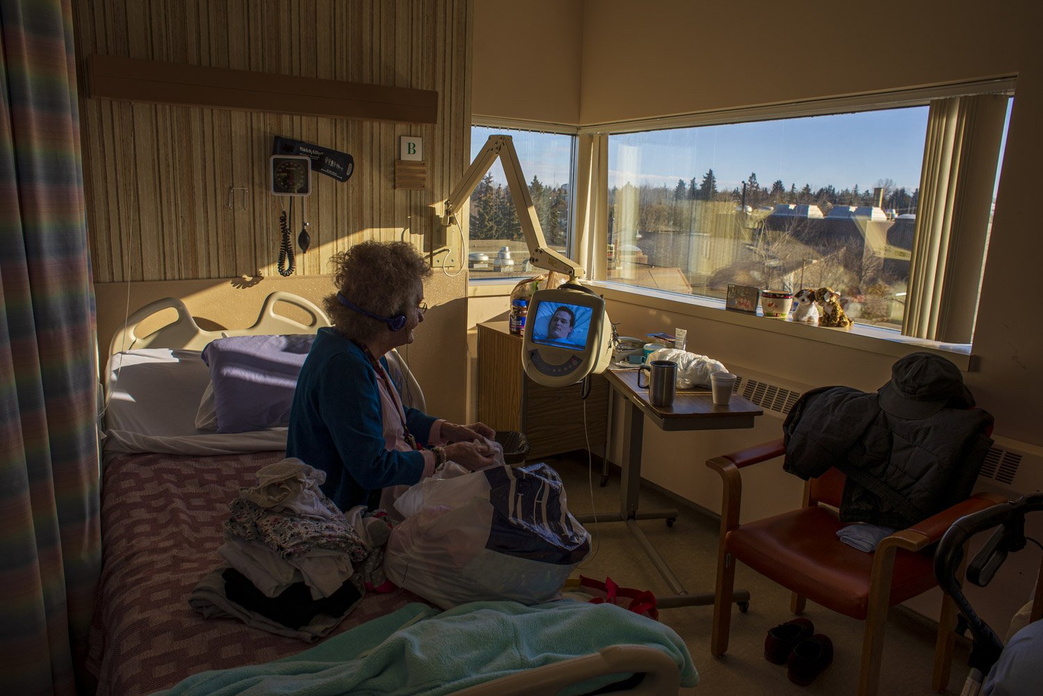  Effie folds her laundry while watching television on her hospital bed in Grande Prairie. Her monthly pension is not enough to cover a $2000 rent: the average price of a seniors housing rental available in the city. "I have no privacy at the hospital