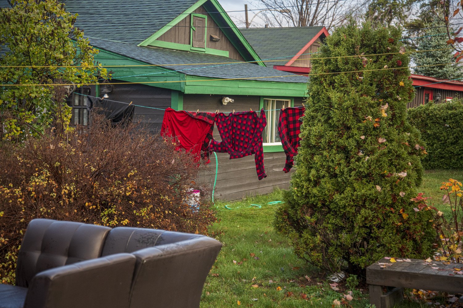  Laundry hangs to dry in a backyard in the mining village of Bourlamaque in Val-d’Or. 