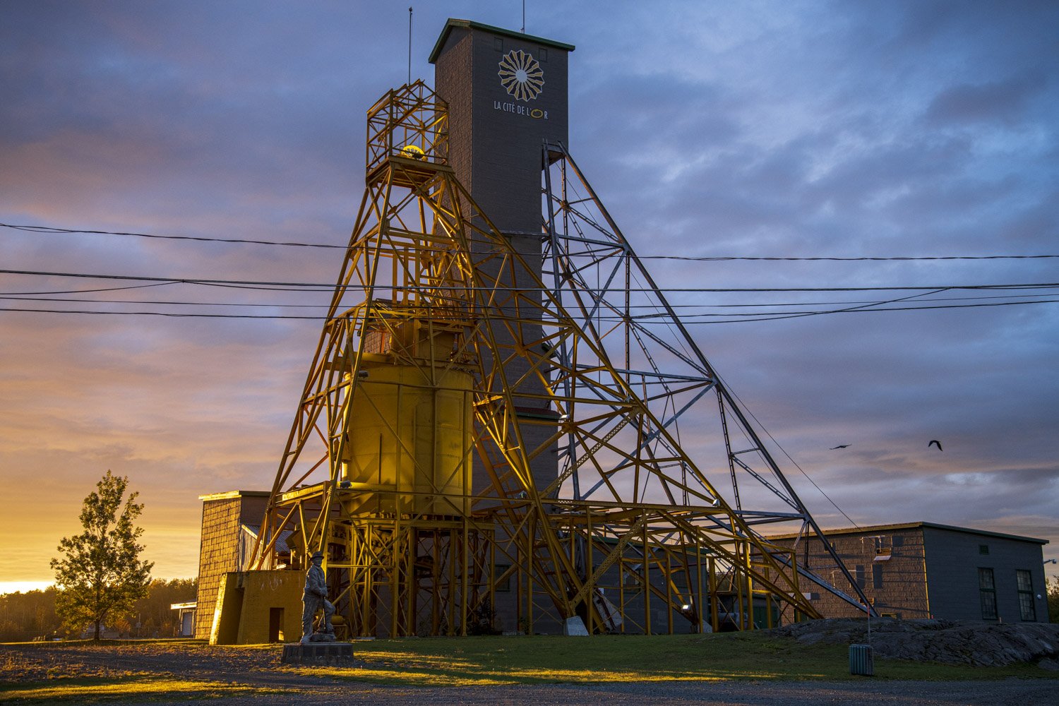  The old mine shaft of the former Lamaque mine was restored in 1995 after a fire damaged the exterior of the structure. It has become a cultural and heritage symbol of the early mining boom in the Abitibi region of the 1930s. 