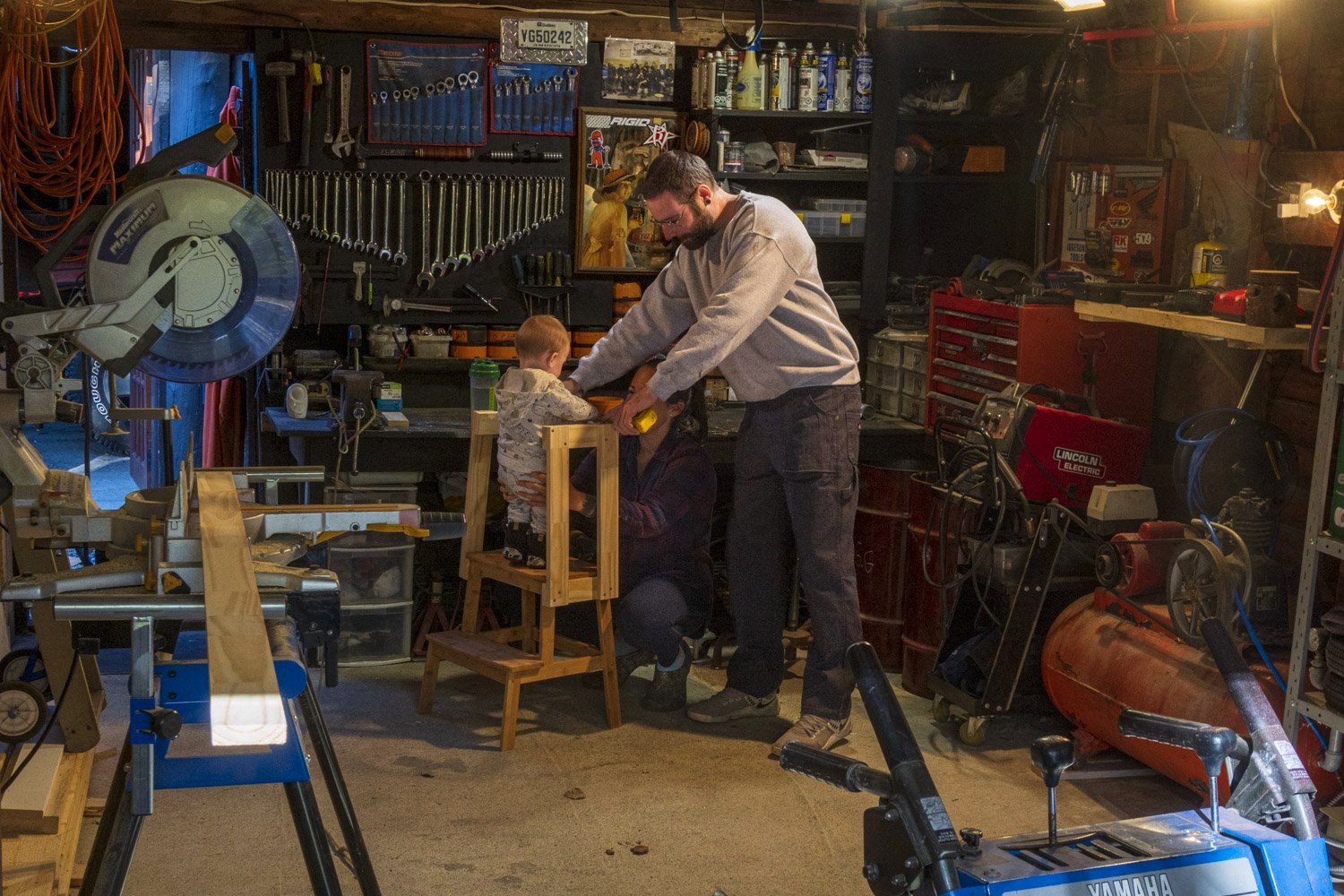  Gabriel Gélineau builds a step ladder for his son with the help of his wife Elsa. Living in the village for a few years now, the Gélineaus love the family spirit in the community. “We feel in a different world here, the village feels unique and it i