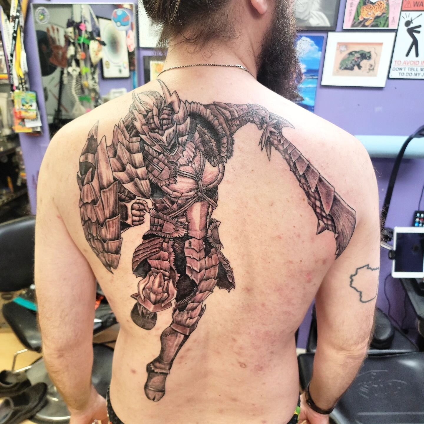 Crazy excited to have @kappatattoolive finish this unreal Zinogre tattoo in one go! I've loved this guy since the early days of Twitch Creative, great to spend time with him on this trip 🥰

#monsterhunter #monsterhuntertattoo @monsterhuntergame #kap