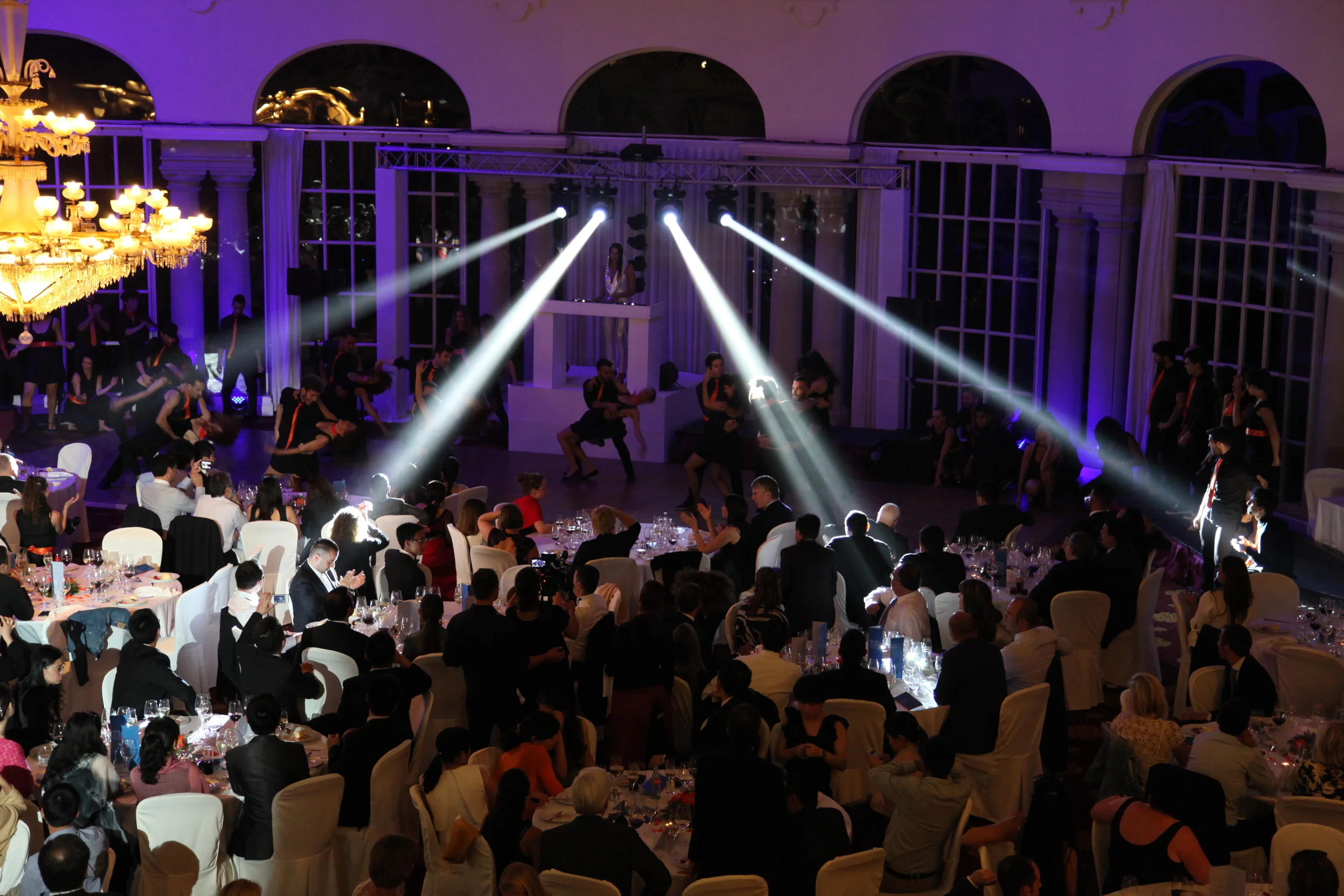 50 Dancers were the surprise of the Night performing a Powerful and Elegant choreography that ended up putting everybody on the Dance Floor following the beats of our beautiful DJ SILVER.