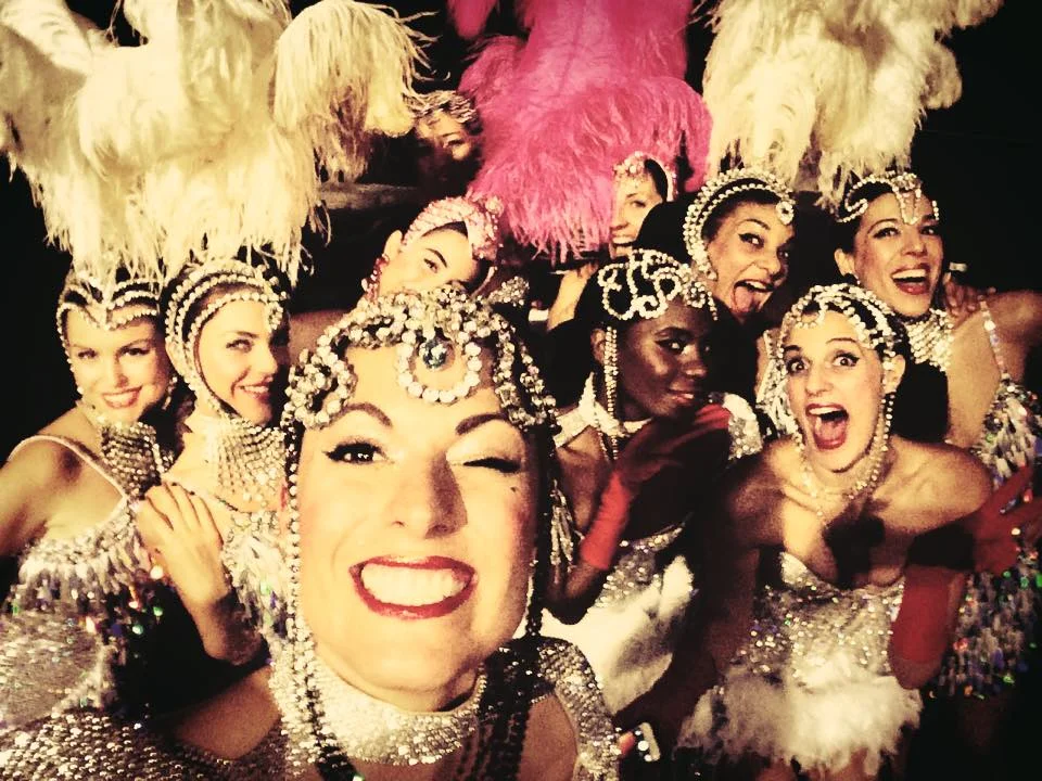 WELCOME YOUR GUESTS WITH FEATHERS AND STRASS